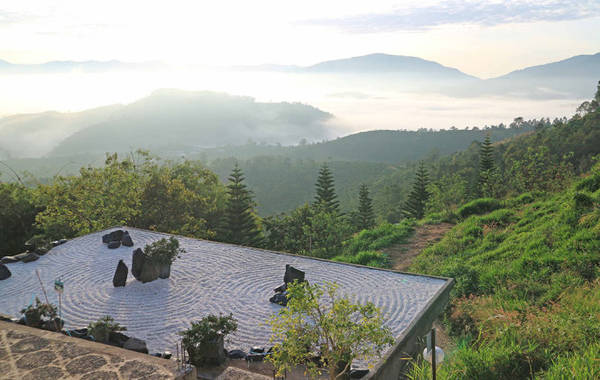 Một góc sân chùa Linh Quy Pháp Ấn giữa mây mù và đồi núi chập chùng - Ảnh: PHAN HUY