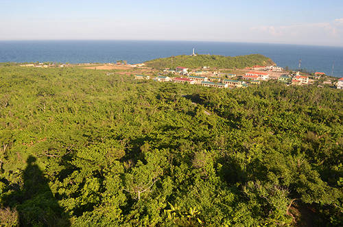Đảo Cồn Cỏ nhìn từ ngọn hải đăng cao nhất đảo. Ảnh: Hoàng Táo.