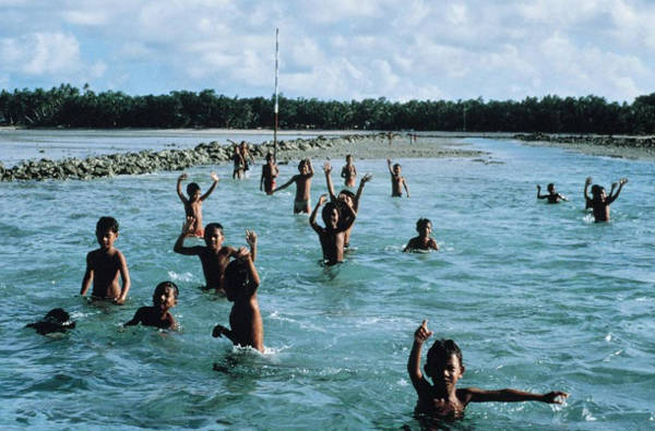Người Tuvalu sẽ hít thật sâu khi áp má nhau thay cho lời chào thân mật.