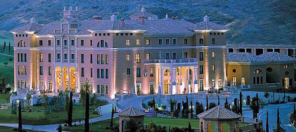Vị vua tiền nhiệm Fahd bin Abdul Aziz cũng từng sẵn sàng chi hàng trăm triệu USD cho mỗi chuyến đi chơi. Được biết điểm nghỉ dưỡng ưa thích của nhà vua là Costa del Sol, Tây Ban Nha. Vì thế, ông đã cho xây dựng riêng một cung điện có tên “Mar Mar” tại thị trấn nghỉ mát Marbella, trung tâm Costa del Sol. Ảnh: Carbonated.