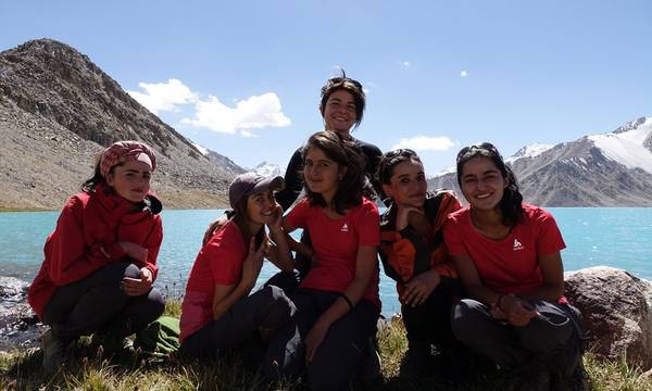 Tour leo núi ở Tajikistan: Một dự án mới ở vùng núi Pamir giúp phụ nữ lần đầu tiên có cơ hội làm hướng dẫn viên leo núi ở Tajikistan. Nhóm hướng dẫn gồm 10 phụ nữ khỏe mạnh, được đào tạo mọi kỹ năng đi núi, từ quản lý rủi ro, nhóm lò, đến điều hướng và lãnh đạo nhóm. Sau đó, họ sẽ tự dẫn các tour của riêng mình. Một trong các mục tiêu của dự án là phát triển du lịch phía đông Tajikistan, nơi có tiềm năng du lịch khám phá rất lớn.