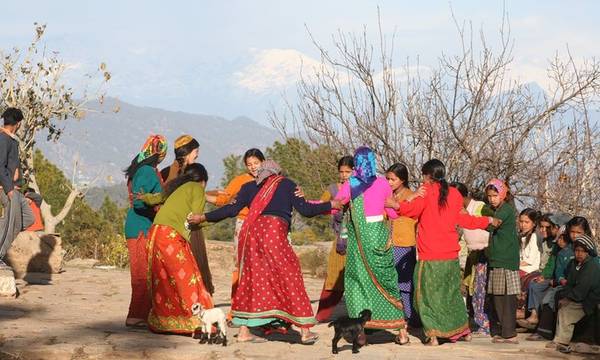 Tham quan làng Himalaya ở Ấn Độ: Manisha Pande, Giám đốc điều hành công ty lữ hành Village Ways, hợp tác với phụ nữ để phát triển du lịch bền vững tại vùng nông thôn Ấn Độ, Nepal và Ethiopia. Ít nhất hai thành viên trong ủy ban địa phương mà công ty thỏa thuận phải là phụ nữ. Phụ nữ cũng được đào tạo để làm hướng dẫn viên. Chẳng hạn như tour du lịch Discover Binsar ở làng Himalaya (Ấn Độ) chỉ do phụ nữ điều hành, bao gồm 5 đêm ở 3 ngôi làng, giúp du khách tìm hiểu về công việc và phong tục nơi đây.