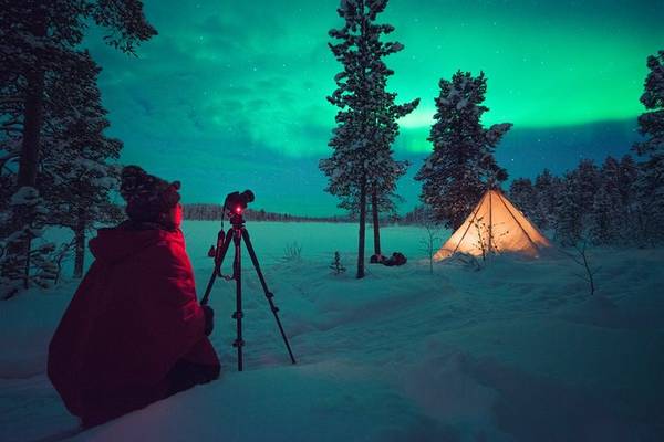 Chụp ảnh thiên nhiên ở Thụy Điển: Hai phụ nữ người Sami - Ylva Sarri và Anette Niia - đã vận hành tour chụp ảnh ở Kiruna, phía bắc nước này. Anette là nhiếp ảnh gia, còn Ylva là hướng dẫn viên về thiên nhiên và leo núi. Họ biết những điểm chụp cảnh hừng đông đẹp nhất và dạy cho du khách các bước chụp cực quang cơ bản. Tour du lịch còn có chương trình khác như chụp cảnh hoang dã, săn nai sừng tấm, tuần lộc và gà gô, đi đường núi bằng xe trượt tuyết, khám phá văn hóa và ẩm thực của người Sami.