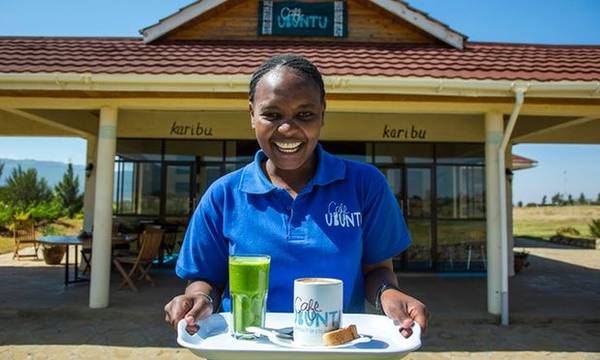 Tham quan quán cafe ở Kenya: Công ty lữ hành G Adventures tài trợ cho các dự án hỗ trợ phụ nữ khắp thế giới, trong đó có dự án Cafe Ubuntu ở gần Maai Mahiu, giúp huấn luyện và tạo việc làm cho phụ nữ. Du khách tới đây tham quan trung tâm làm thủ công và trang trại, thưởng thức đồ uống từ nông sản tại chỗ.