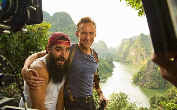 Đạo diễn Jordan Vogt-Roberts và nam diễn viên Tom Hiddleston trong lúc quay Kong: Skull Island tại Việt Nam - Ảnh: Warner Bros.