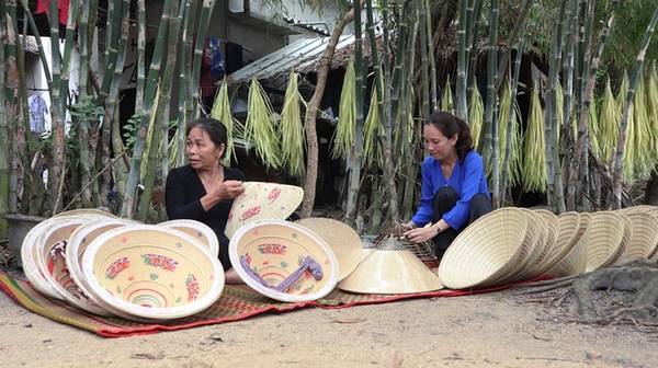 Huyện Phù Cát còn có làng nghề thêu nón ngựa Phú Gia (xã Cát Tường) làm ra chiếc nón cầu kỳ, đẹp mắt, trở thành sản phẩm du lịch được giới thiệu ở Festival Bình Định hàng năm và thu hút du khách.