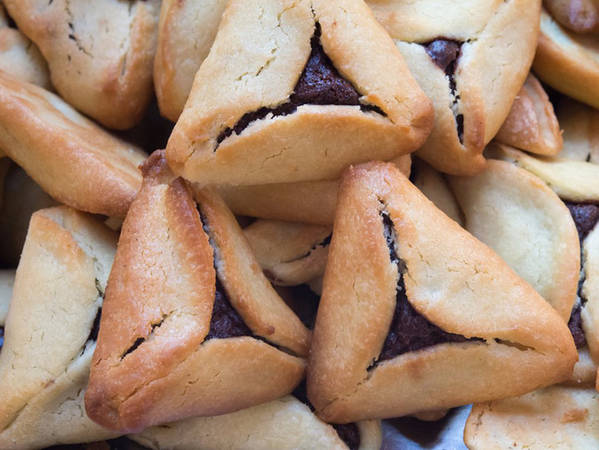 Một món ăn theo mùa được ưa thích nữa ở Isarel là hamantashen. Chiếc bánh ngọt có hình tam giác, có thể sử dụng bất cứ loại nhân nào từ các loại hạt, trái cây cho đến caramen và cả phô mai.