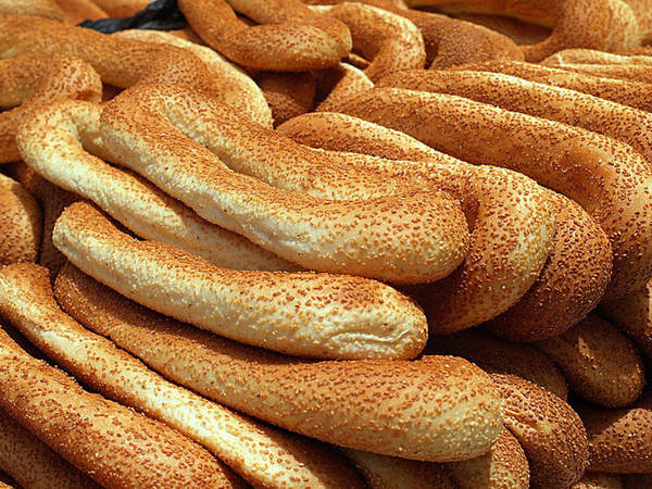 Loại bánh mì vòng hình bầu dục được làm từ bột mì và hạt mè cũng là một loại bánh khác đặc trưng của Israel. Bạn có thể nhúng bánh này vào kem phô mai hay chấm dầu ô liu và za'atar - một loại nước chấm làm từ thảo mộc, mè và muối.