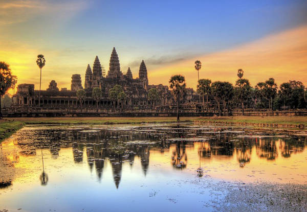 Công viên khảo cổ Angkor (Campuchia) là một trong những địa điểm khảo cổ quan trọng nhất khu vực Đông Nam Á. Nơi đây gồm rất nhiều đền đài, hệ thống thủy lợi và các tuyến đường giao thông quan trọng của Đế chế Khmer từ thế kỷ 9 đến 15. Trong đó, ngôi đền đáng chú ý nhất là Angkor Wat - di tích tôn giáo được xây dựng từ đầu thế kỷ 12. Đền được xây dựng bằng các khối đá sa thạch khai thác từ núi Phnom Kulen, vận chuyển về bằng bè dọc theo sông Siem Reap. Ảnh: Angkor-Cambodia.