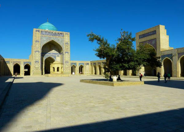 Trung tâm lịch sử của Bukhara, Uzbekistan: Có niên đại hơn 2.000 năm, thành phố Uzbek của Bukhara nằm trên con đường tơ lụa. Là một trong những thành phố lớn nhất của Trung Á, lại nằm ở vị trí ngã tư của các tuyến đường thương mại, Uzbek trở thành một trung tâm dành cho các thương gia và khách du lịch. Đây cũng là một trung tâm văn hóa nổi tiếng về Hồi giáo, đặc biệt là lăng Ismail Samanid mang đậm lối kiến trúc này. Ảnh: Pixabay/ CCO.