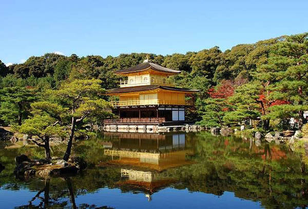 Di tích lịch sử Kyoto, Nhật Bản: Kyoto là kinh đô, trung tâm văn hóa của Nhật Bản từ năm 794 đến thế kỷ 19, phát triển mạnh mẽ nhất là thế kỷ 8 và 17. Thành phố này nổi bật với kiến trúc gỗ truyền thống, những khu vườn xinh xắn, ngôi chùa ấn tượng, cung điện lớn cùng bảo tàng đẹp. Ảnh: UNESCO.