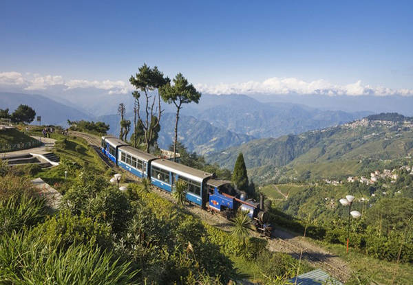 Hệ thống đường sắt trên núi, Ấn Độ: Được xây dựng từ giữa năm 1881 đến năm 1908 dưới thời cai trị của thực dân Anh, hệ thống đường sắt trên núi của Ấn Độ thể hiện kỹ thuật nổi bật thời bấy giờ. Tuyến đường sắt này giúp thay đổi diện mạo kinh tế xã hội và văn hóa của các vùng mà nó đi qua. Ngày nay, tuyến đường sắt vẫn hoạt động, đi qua Darjeeling, đồi Nilgiri Tamil Nadu và Shimla, như một minh chứng lịch sử vượt thời gian. Ảnh: Thebetterindian.