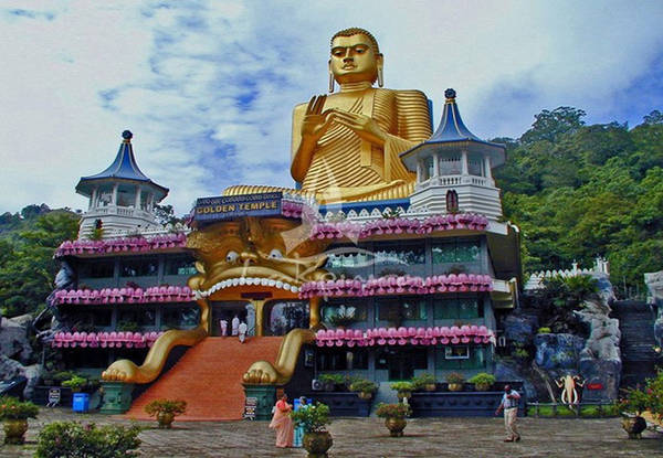 Đền vàng Dambulla tọa lạc tại trung tâm Sri Lanka là tu viện hang động lớn nhất và được bảo quản tốt nhất cả nước. 5 khu bảo tồn nép mình dưới hòn đá cao chót vót, được tôn tạo thành những bức tượng và tranh miêu tả cảnh Phật giáo. Đây là một địa điểm hành hương nổi tiếng với nhiều Phật tử ngay từ thế kỷ đầu tiên của Công nguyên. Ảnh: SriLanka Experience.