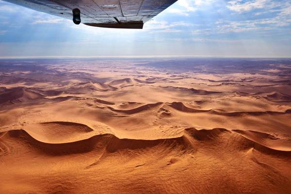 Sa mạc Namib nằm ở phía tây nam châu Phi, là sa mạc duy nhất giáp biển. Nhờ hơi nước từ biển thổi vào, Namib có cảnh quan rất đẹp với những cồn cát lớn và nhiều loài thực vật độc đáo như các giống cây bụi, cây keo lạc đà. Đây cũng là nơi sinh sống của voi, sư tử, lạc đà, ngựa vằn, đà điểu châu Phi. Ảnh: AP.