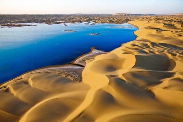 Sa mạc Taklamakan nằm ở Khu vực tự trị dân tộc Duy Ngô Nhĩ Tân Cương của Trung Quốc. Với diện tích 270.000 km2, sự mênh mông của các cồn cát, và rất khó bắt gặp cuộc sống cố định của con người khiến Taklamakan được mệnh danh là sa mạc “chỉ có vào mà không có ra”. Ảnh: AP.