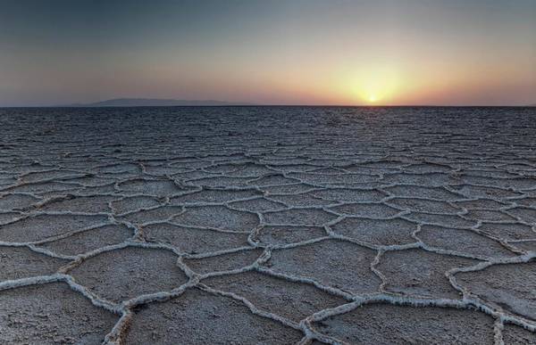 Dasht-e Kavir là sa mạc muối nằm ở phía đông bắc miền trung Iran, được bao phủ bằng một lớp muối dày. Nhiệt độ ở đây không vượt quá 50 độ C vào mùa hè, nhưng do nhiều muối, không có nhiều sinh vật tồn tại được ở sa mạc này. Ảnh: Alamy.