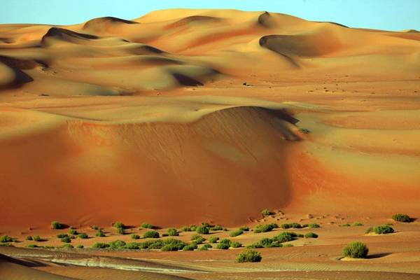 Sa mạc Empty Quarter nằm ở bán đảo Ả Rập, rộng 650.000 km2. Dù khí hậu nóng bức khắc nghiệt, đây là một địa danh rất thu hút du khách.