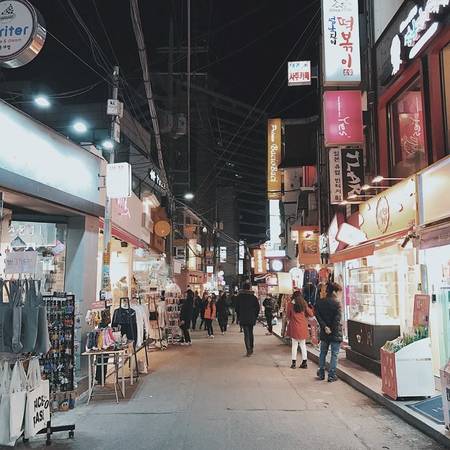 Đến Seoul, chúng tôi ở khu Hongdae - con phố trẻ trung nhất Seoul, cách trường đại học Hongik không xa nên tối nào cũng nhộn nhịp, cách tàu điện 2-3 phút đi bộ. Trong 5 ngày 4 đêm, mỗi người chúng tôi phải chi trả 1,4 triệu đồng tiền phòng.