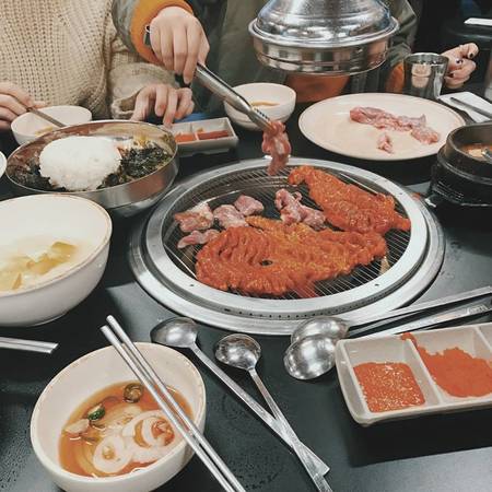 Các món ăn ở Hàn Quốc phong phú nhưng rất cay, trong bữa ăn thường không nhiều rau như món Việt, chỉ có kim chi thay thế. Giá đồ ăn tại đây cũng khá đắt, khoảng 50.000 đồng cho một xiên thịt gà và 70.000 đồng cho một cây kem.
