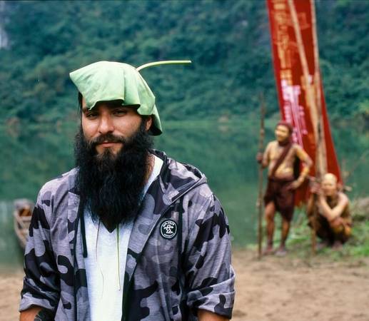 Angleterre posant avec des feuilles sur la tête quand l'équipe de tir à Ninh Binh.