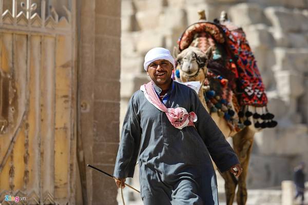 Anh Farouk Elkassass cho biết một ngày có thể kiếm được khoảng 50 USD cho dịch vụ cưỡi lạc đà, giúp gia đình anh đủ sống.