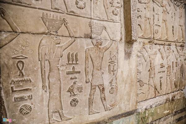 Những hình tượng được khắc trên các quan tài đá, hoặc trên các bề mặt tường trong lăng mộ