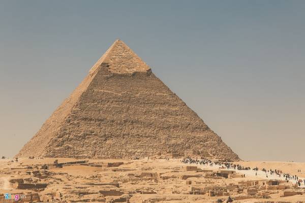 Kheops là đại kim tự tháp, lớn nhất Ai Cập. Qua thời gian nó từng bị tàn phá và hư hỏng, bề mặt và kích thước thay đổi một phần. Kim tự tháp này được làm từ hơn 2,3 triệu khối đá, mỗi khối nặng từ 2 tới 30 tấn, một số nặng hơn 50 tấn. Chiều cao của tháp hiện nay 138,75 m, chiều dài cạnh là 230 m.