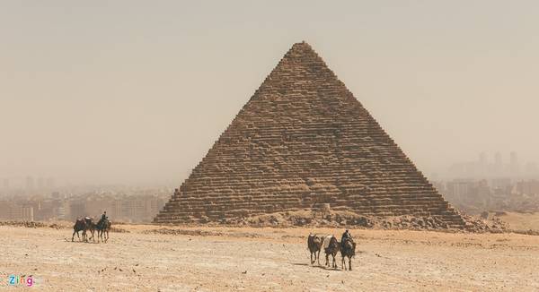 Nằm trong cùng quần thể 3 kim tự tháp còn có kim tự tháp của Pharaoh Menkaure vương triều thứ 4 và của Pharaoh Khafre. Cả 3 kim tự tháp nằm thẳng hàng với ba ngôi sao tạo nên chòm sao Thắt lưng của Orion.