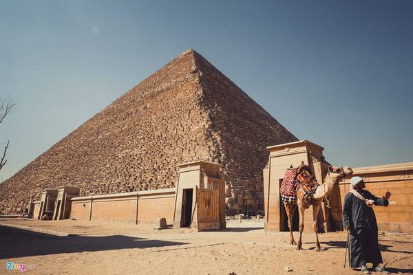 Đường đi xuống lòng kim tự tháp Giza hướng thẳng tới sao Bắc đẩu có tên Alpha Draconis. Bên trong các kim tự tháp Ai Cập, nhiệt độ luôn ở mức ổn định, khoảng 20 độ C.