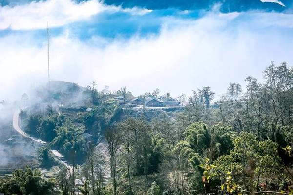 Xã Y Tý nằm ở phía tây của huyện Bát Xát, tỉnh Lào Cai, cách thành phố Lào Cai gần 100 km, nơi có những thửa ruộng bậc thang tuyệt đẹp và những ngôi nhà trình tường đẹp nhất tỉnh Lào Cai, cũng là "thiên đường mây".