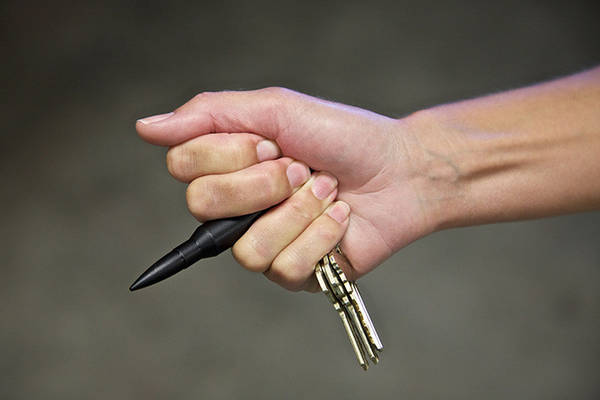 Chìa khóa/bút: Khi đi một mình, bạn có thể kẹp chìa khóa giữa những ngón tay với đầu chìa hướng ra ngoài để làm vũ khí tự vệ. Một cái bút cũng có tác dụng tương tự. Điểm tấn công kẻ xấu tốt nhất là cổ, yết hầu, hoặc mắt nếu ở trong tình huống sống còn. Ảnh: VamaIndia.