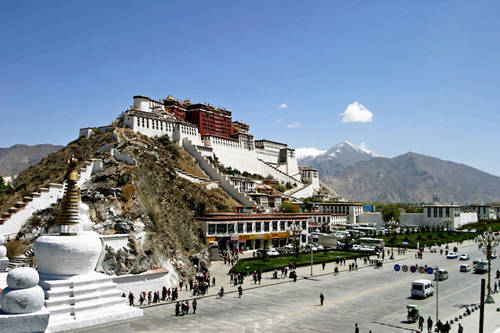 Công trình Phật giáo này cực kỳ lớn, có tới 1000 gian phòng. Đây là một trong những điểm đến mang tính biểu tượng tại Tây Tạng.