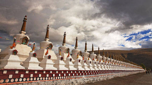 Nơi yên nghỉ của các vị Lạt Ma theo hình thức tháp táng. Ảnh: Tibet Vista.