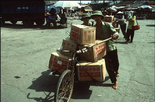 Những người cửu vạn chuyển hàng hóa từ Trung Quốc về Móng Cái bằng xe đạp, 1995.