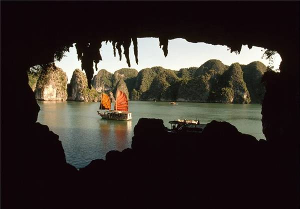 Khung cảnh nhìn từ bên trong Hang Trống của vịnh Hạ Long, 1995.