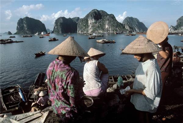 Mua bán hải sản ở làng chài Cửa Vạn, 1995.