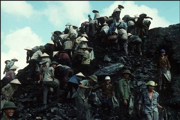 Người dân nhặt than vụn ở bãi thải của mỏ than Cẩm Phả, 1995.