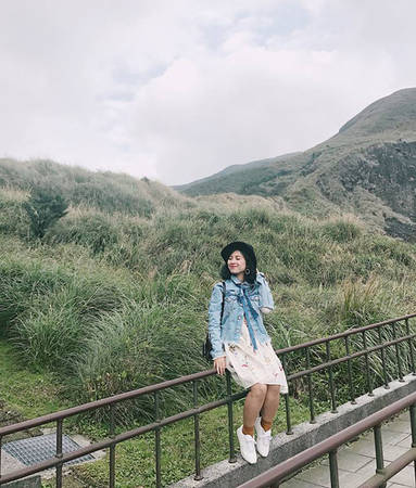 Khi lên tới nơi, khung cảnh thơ mộng chẳng kém gì đảo Jeju (Hàn Quốc) với bãi cỏ dài bạt núi đồi, gió lồng lộng, khí hậu mát mẻ trong lành.