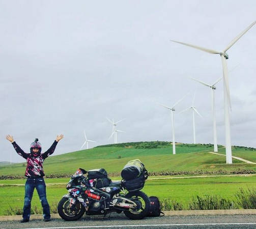 Trong sáu tháng, cô đã đến 9 nước bằng xe máy, đi được hơn 193.000 km từ Alaska tới Panama. Misurelli đăng tải hình ảnh của mình trên mạng xã hội và được nhiều người yêu thích.