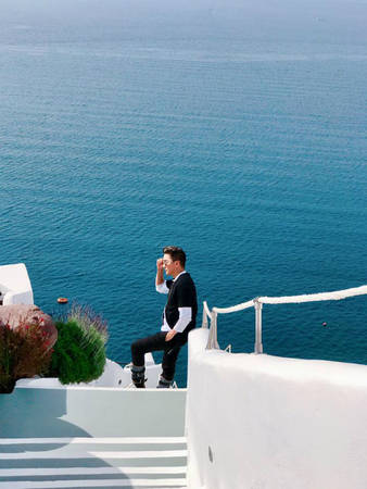 Tới Hy Lạp, Đàm Vĩnh Hưng không bỏ lỡ cơ hội chiêm ngưỡng hòn đảo nổi tiếng nhất Nam Âu - đảo Santorini. Sắc trắng của những ngôi nhà cổ bên bờ biển xanh ngắt như màu trời, từ lâu cũng đã trở thành thương hiệu độc quyền chỉ riêng Santorini mới có.