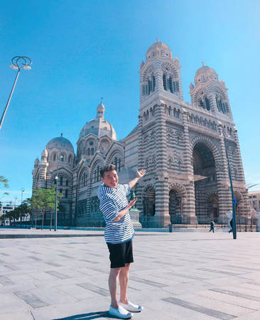  Rời Hy Lạp, người đọc được theo chân ông hoàng nhạc Việt tới với thành phố Marseille (Pháp). Tại đây, anh dành một buổi để ghé thăm nhà thờ Cathedrale Sainte-Marie-Majeure với kiến trúc cả nội thất và ngoại thất khiến du khách phải kinh ngạc.