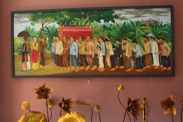 Bức tranh tái hiện việc đông đảo người dân đưa tang cụ Nguyễn Sinh Sắc trong nhà trưng bày thuộc khu di tích. Ảnh: An Huỳnh. 