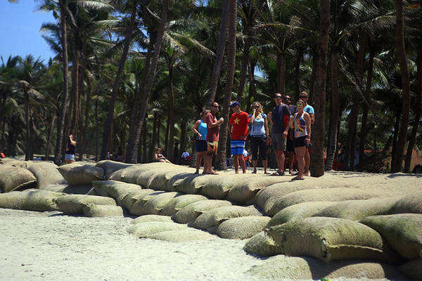 Nhiều du khách vẫn chưa biết việc bãi biển Cửa Đại được bồi trở lại. Họ ghé lại nơi này và bất ngờ khi thấy bãi biển đã dần có bãi cát trải dài.