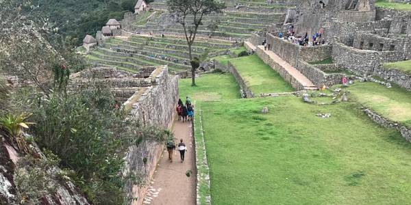 Du khách sau khi đi bộ khám phá những con đường, thành trí, kiến trúc của Machu Picchu sẽ cùng đi thẳng xuống phía bãi cỏ lớn để nghỉ ngơi, ăn uống lấy sức.