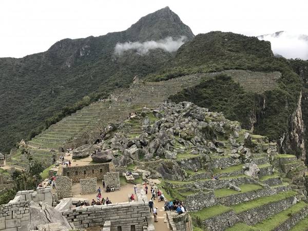 Khi nhà thám hiểm Mỹ Hiram Bingham và một cán bộ địa phương tìm ra Machu Picchu vào đầu thế kỷ 20, rất nhiều người dân đã tới và dọn dẹp nơi này làm chỗ trồng trọt, sử dụng như ruộng bậc thang. Điều thú vị nhất trong chuyến đi là dù đi theo nhóm đông và có hướng dẫn, du khách vẫn cảm thấy mình hoàn toàn "cô đơn" ở nơi kỳ diệu này, một bên thành quách, một bên núi cao rừng rậm.