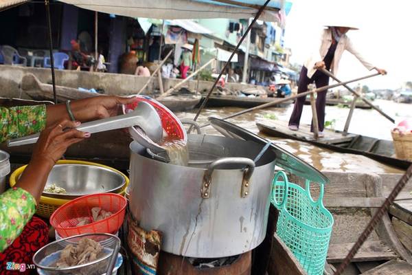 Ngoài tham quan, mua sắm, bạn đừng quên thưởng thức món ngon địa phương tại chợ nổi Cái Răng. Ảnh: Nguyễn Quang.