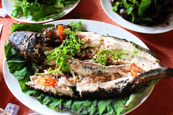 Các tỉnh miền Tây đều có món cá lóc nướng trui, tuy nhiên, mỗi địa phương dùng một loại nước chấm riêng. Ảnh: An Huỳnh.