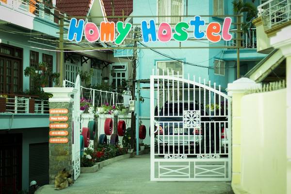 Homy Hostel là nơi nhóm chọn nghỉ tại Đà Lạt, nằm tại số 2 Thông Thiên Học (Cư Xá Bưu Điện Bùi Thị Xuân), điều đặc biệt ấn tượng của Homy là từ mền gối đến màn che đều cùng tông màu xanh chuối vô cùng nổi bật.