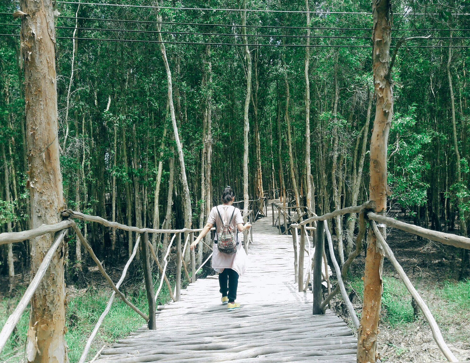 Cây cầu gỗ dẫn qua Hồ Bán Nguyệt được đóng và ghép bởi nhiều cây gỗ băng qua con kênh rất mộc mạc. Đây là một điểm hấp dẫn mà theo nhóm thấy bất cứ ai khi đến với làng nổi cũng nên ghé qua một lần.