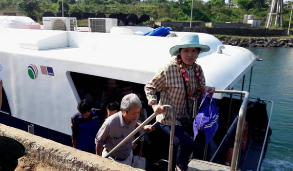 Những vị khách du lịch đầu tiên ra đảo Cồn Cỏ bằng tàu cao tốc - Ảnh: Quốc Nam